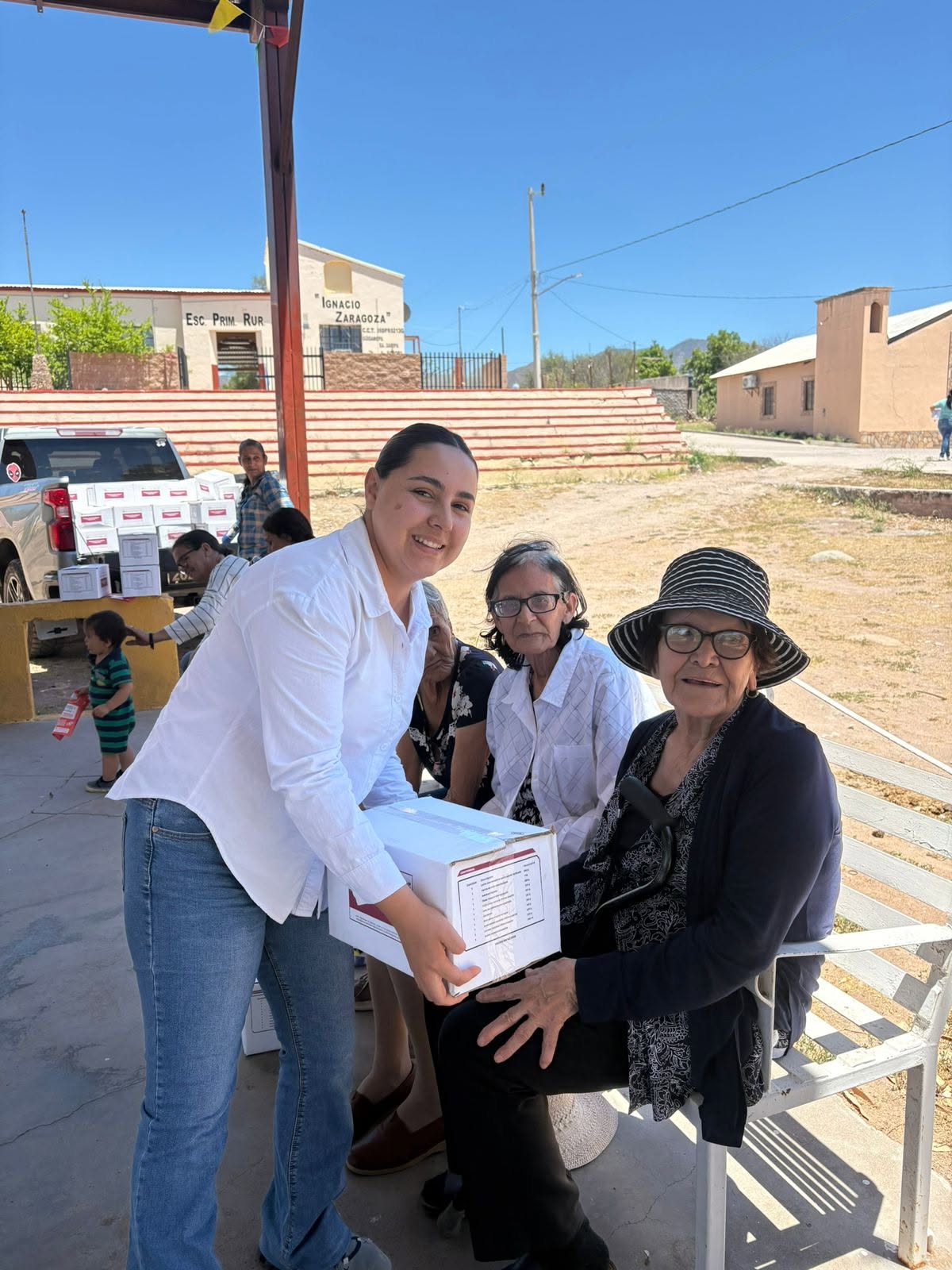 DIF MUNICIPAL ENTREGA APOYOS ALIMENTARIOS A FAMILIAS DE GÜISAMOPA